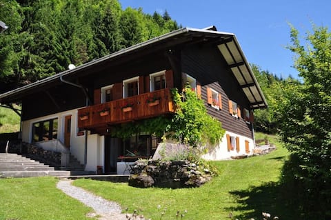 Chalet Near Centre With Hot Tub