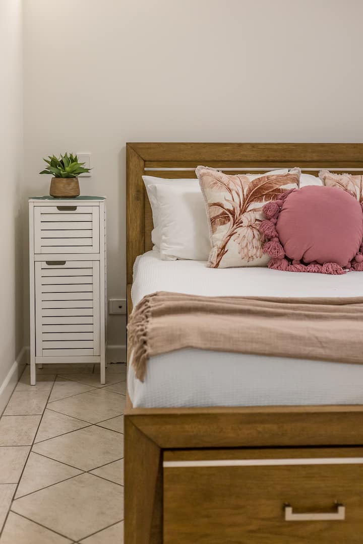 Çlodhu në një dhomë gjumi të rehatshme dhe komode, të kompletuar me një hapësirë të domosdoshme pranë krevatit.