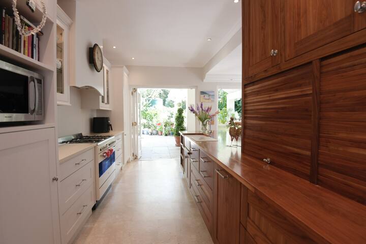 Cape Town Leafy Mountain Home gallery image 5