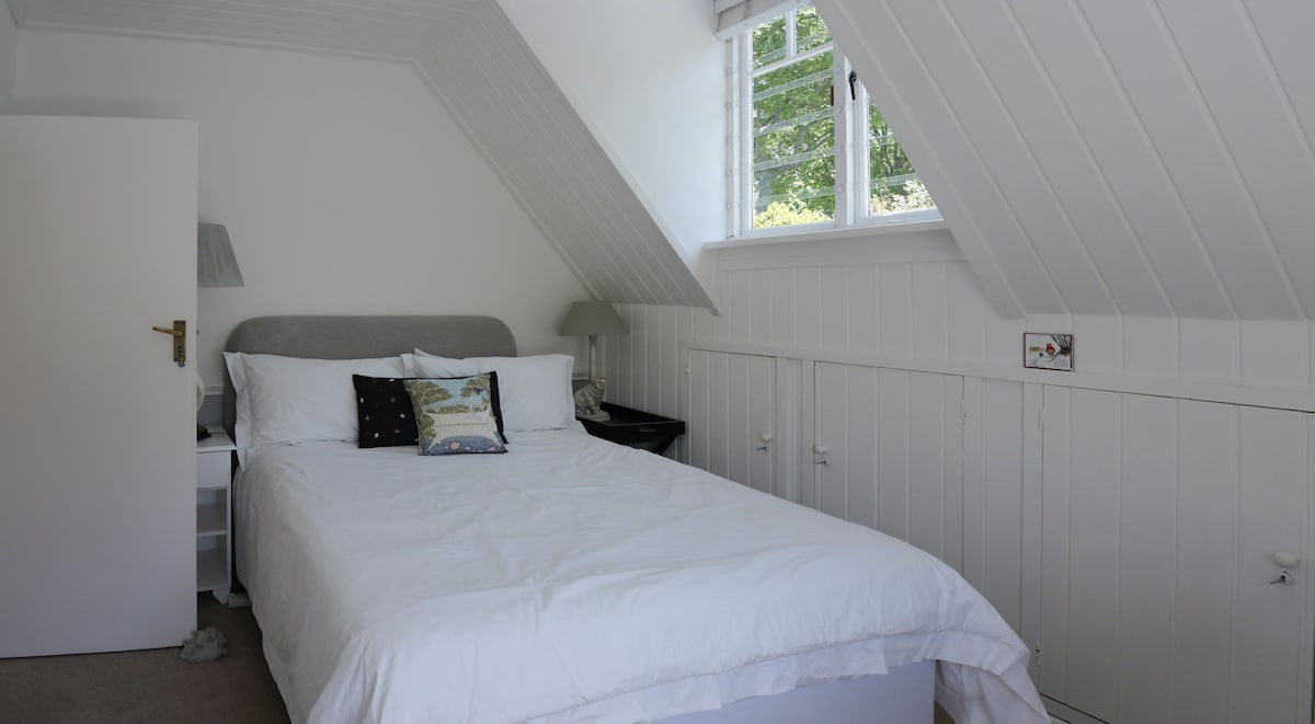 Dhoma e dytë e gjumit. Pamje nga mali.