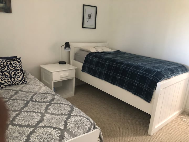 第二间卧室配有两张单人床