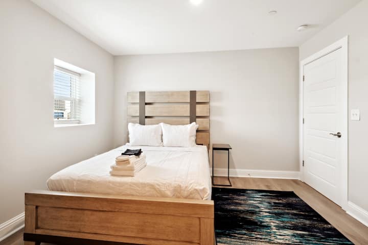 وحدة 2B غرفة نوم - سرير بحجم كوين، تلفزيون عالي الدقة ذكي مثبت على الحائط مع تطبيقات بث، حمام داخلي مصمم بعناية