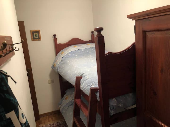 חדר עם שתי מיטות קומתיים