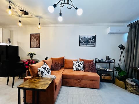 Popular Airbnb listing: Skyline Cool Space at Chłodna in Wola