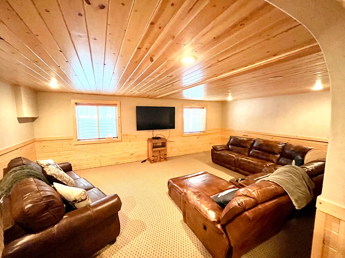 Basement na malkia ukubwa kuvuta nje kitanda kitanda na smart tv.