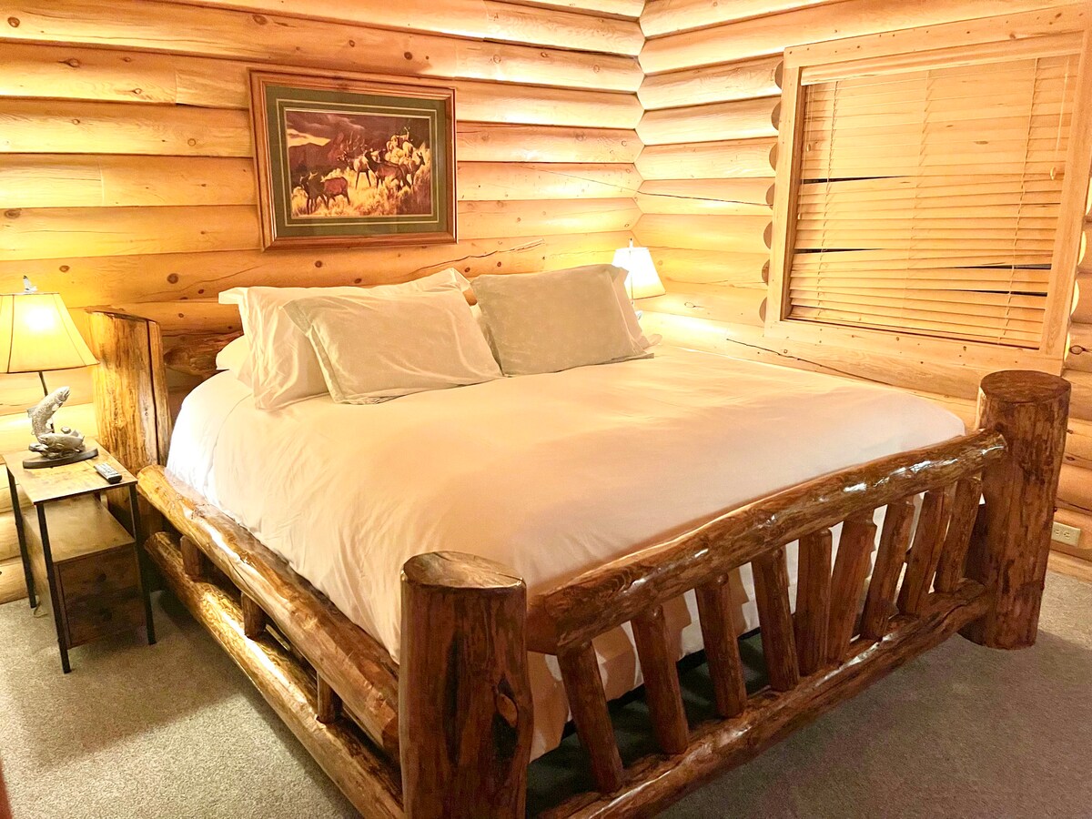 Vyumba viwili vikubwa vya kulala vyenye magodoro mapya ya ukubwa wa mfalme. 