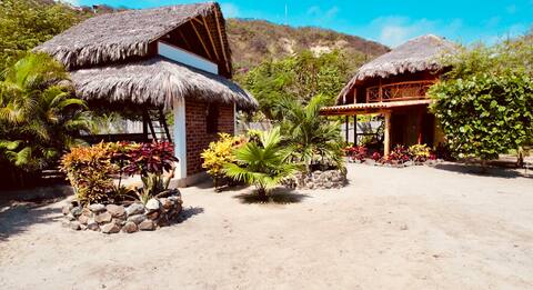Las Tortugas Beachfront Surf Hideaway