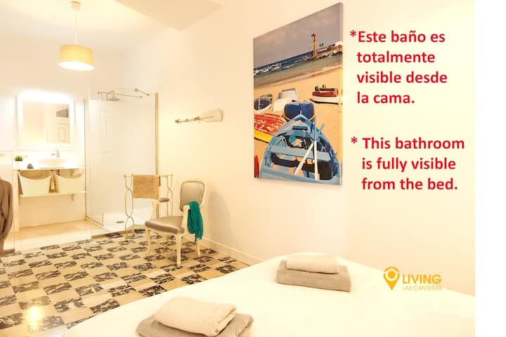 这间卧室的浴室水域通往睡眠区，没有隔板。 宽敞的淋浴间。