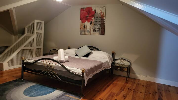 Iznimno udoban iznimno veliki bračni krevet