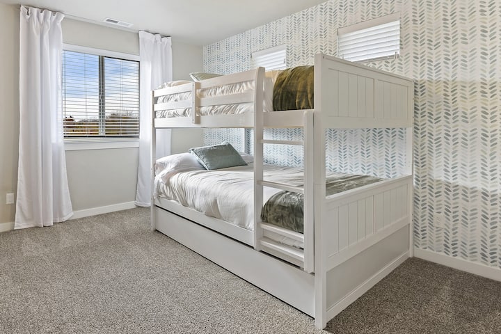 El segundo dormitorio cuenta con literas de tamaño completo y una vista impresionante. ¡Tus hijos definitivamente competirán por la litera superior! :)