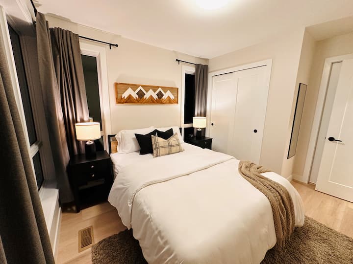 Dormitorio tamaño queen en la planta superior: entrada independiente en el baño