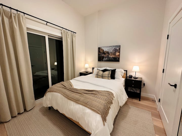 Dormitorio Queen en el sótano con puerta en el patio y baño privado