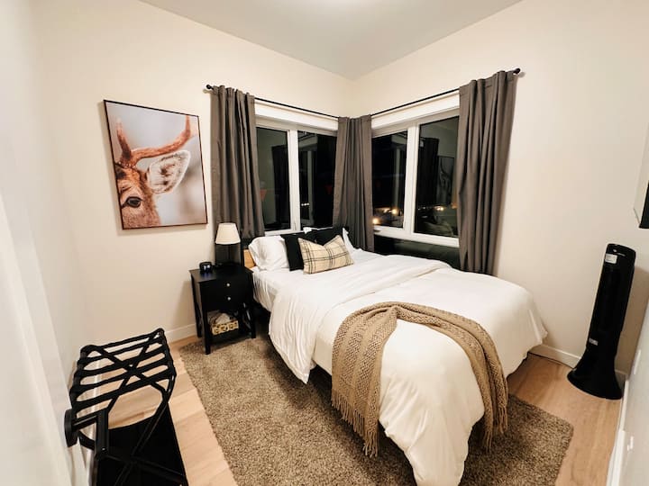 Dormitorio tamaño queen en el piso principal