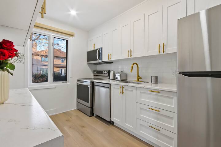 Elegant 7BR Home-Heart of Ottawa gallery image 5