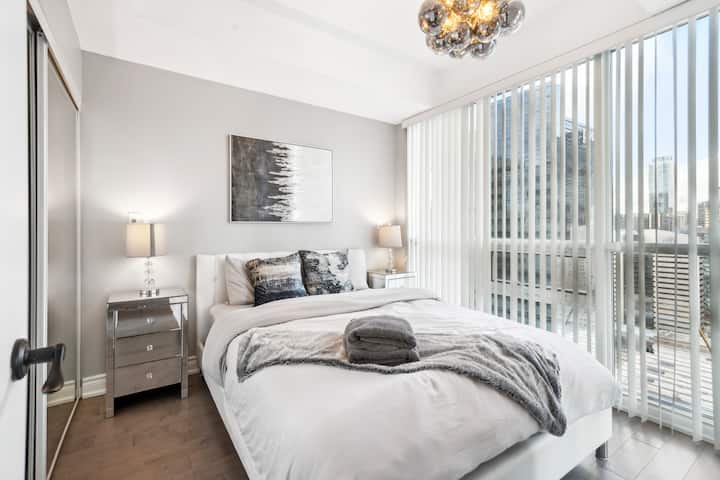 Опуштете се во кралска удобност - оваа спална соба ве пречекува со луксузен брачен кревет (широк 150-179 см) погоден за кралски семејства.