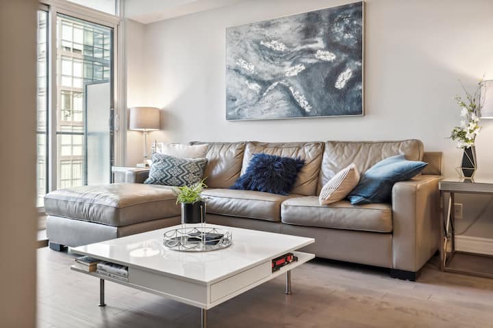 Универзалноста се среќава со удобноста во овој стилски кауч на спуштање, совршен за излежување преку ден и угостување лица ноќе