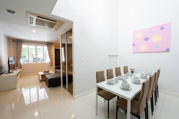 Peaceful & Spacious 3 BR w/ Pool Near BTS Asoke gallery image 5