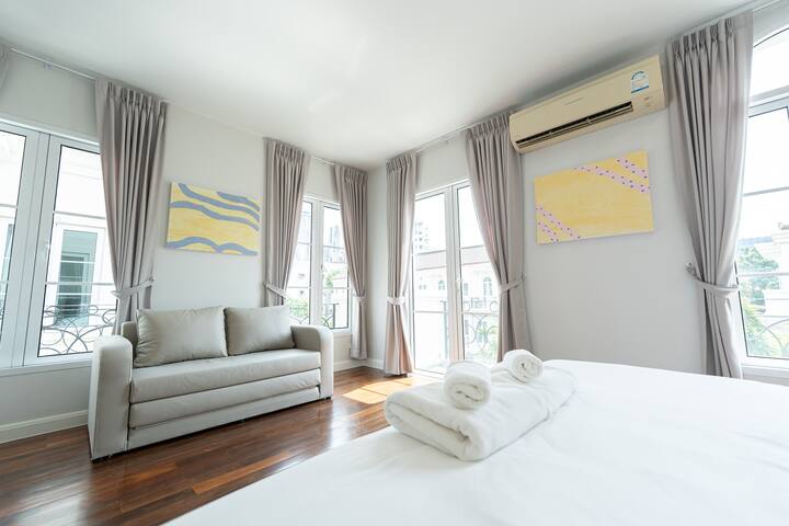 Peaceful & Spacious 3 BR w/ Pool Near BTS Asoke gallery image 4