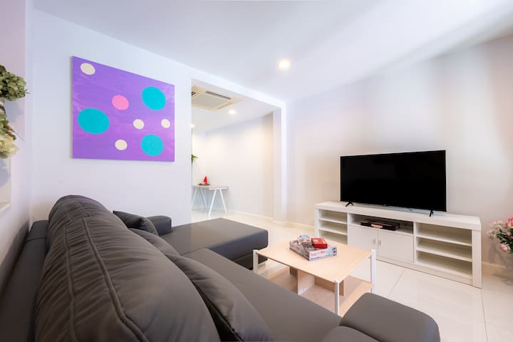 Peaceful & Spacious 3 BR w/ Pool Near BTS Asoke