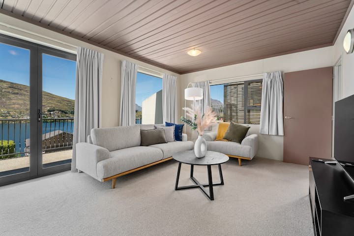 Spacious 3br + Grand Outdoor Deck & Panoramas - Queenstown