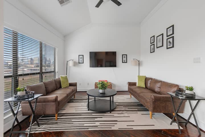 Skyline Views | 2br Gated Parking Near Downtown - Houston, TX