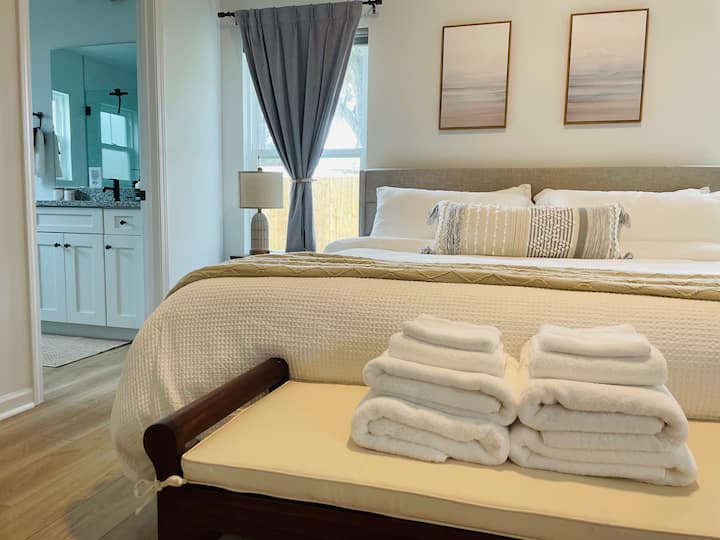 Hlavná spálňa - manželská posteľ s vlastnou kúpeľňou a šatníkom