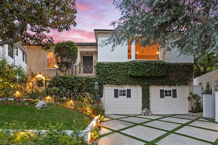 Resort style villa home/pool & jacuzzi, king bed