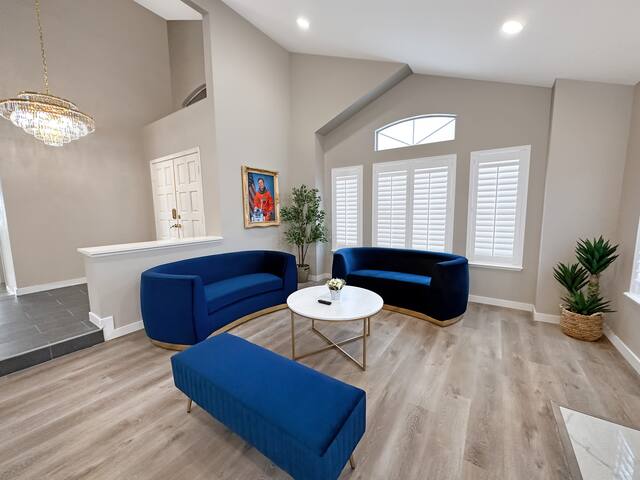 Vegas Delfina – 5 Bedroom 3 Bath w Pool & Jacuzzi gallery image 2