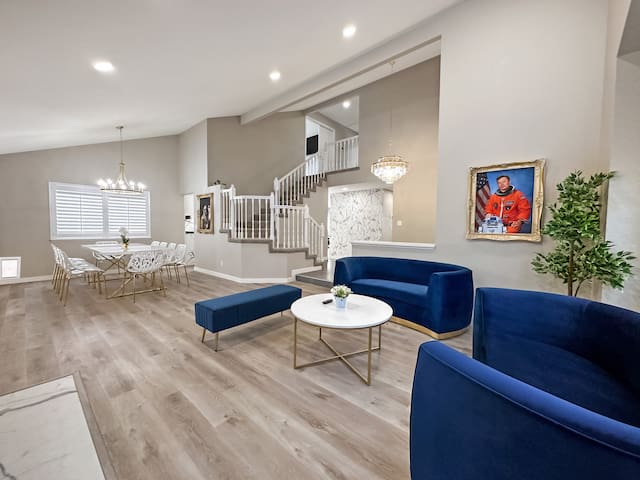 Vegas Delfina – 5 Bedroom 3 Bath w Pool & Jacuzzi