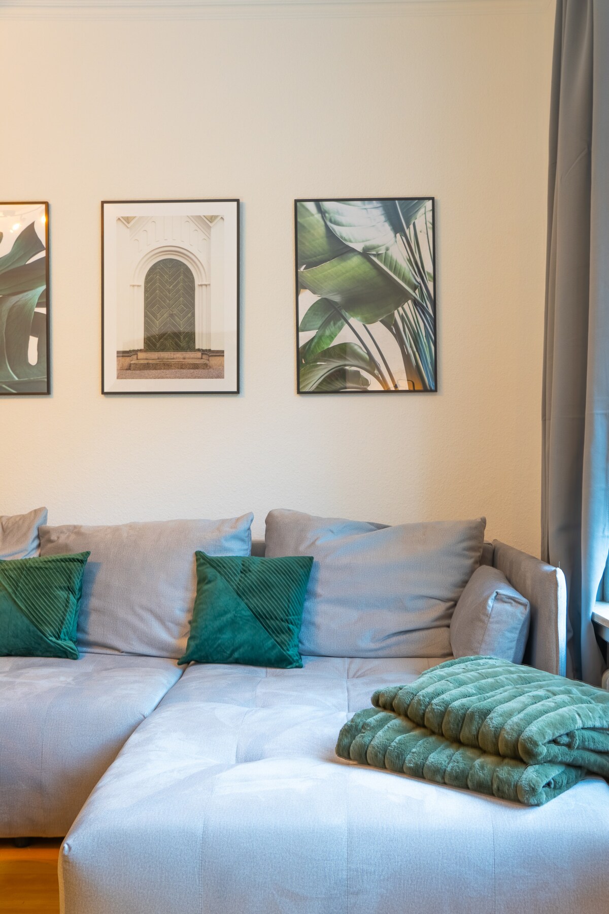 Sala de estar amueblada en una elegante vegetación.