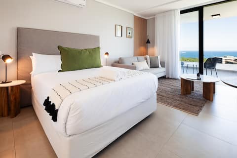 Luxe Corner Apartment | Ocean View | Pool | Aircon