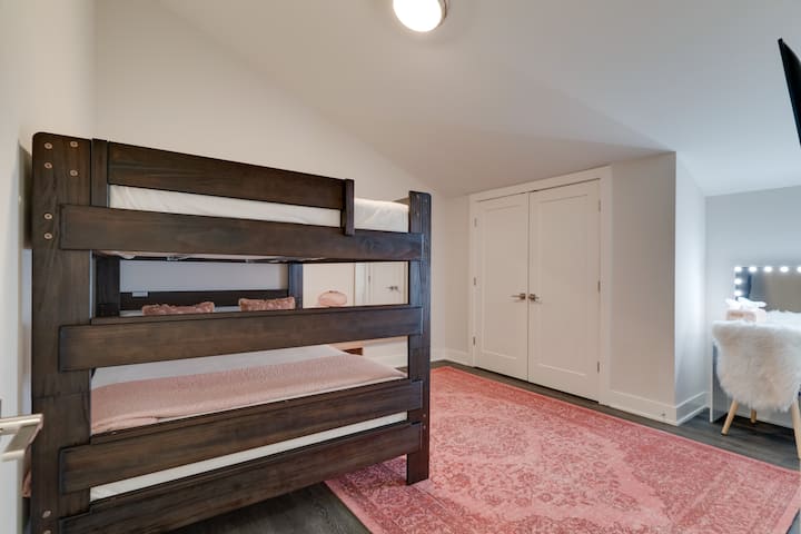 Спалня 3 - 1 комплект двуетажни легла с двойно легло 