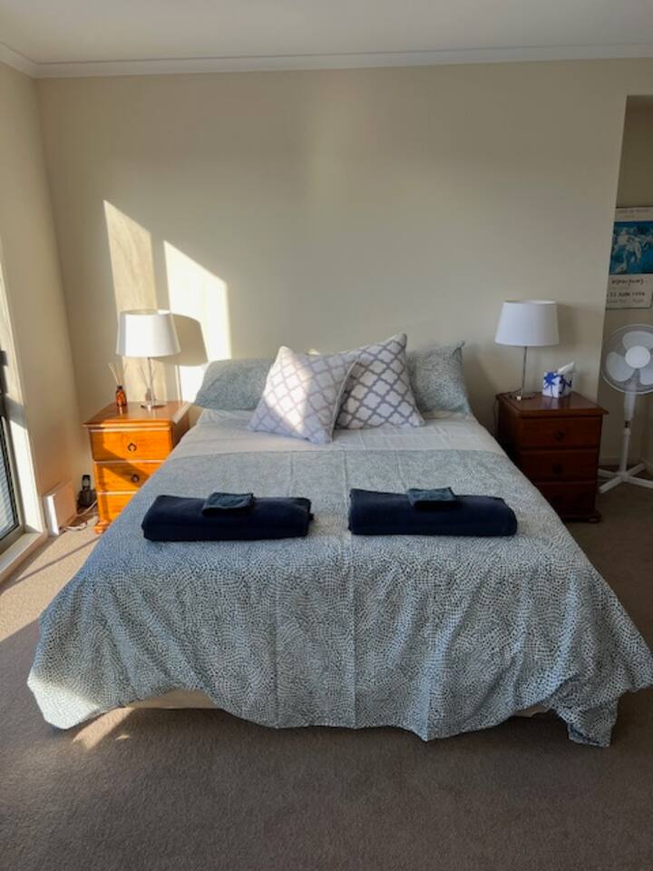 Spálňa 1.  1 x manželská posteľ.