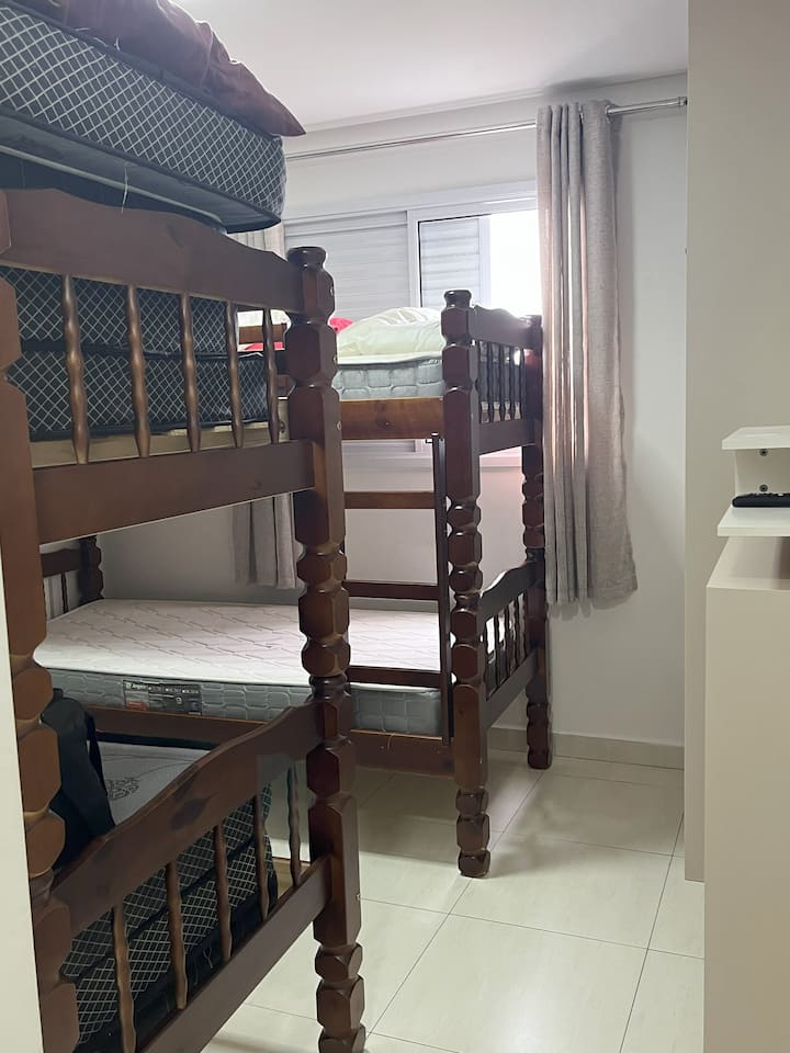 2 lits superposés + 2 matelas supplémentaires