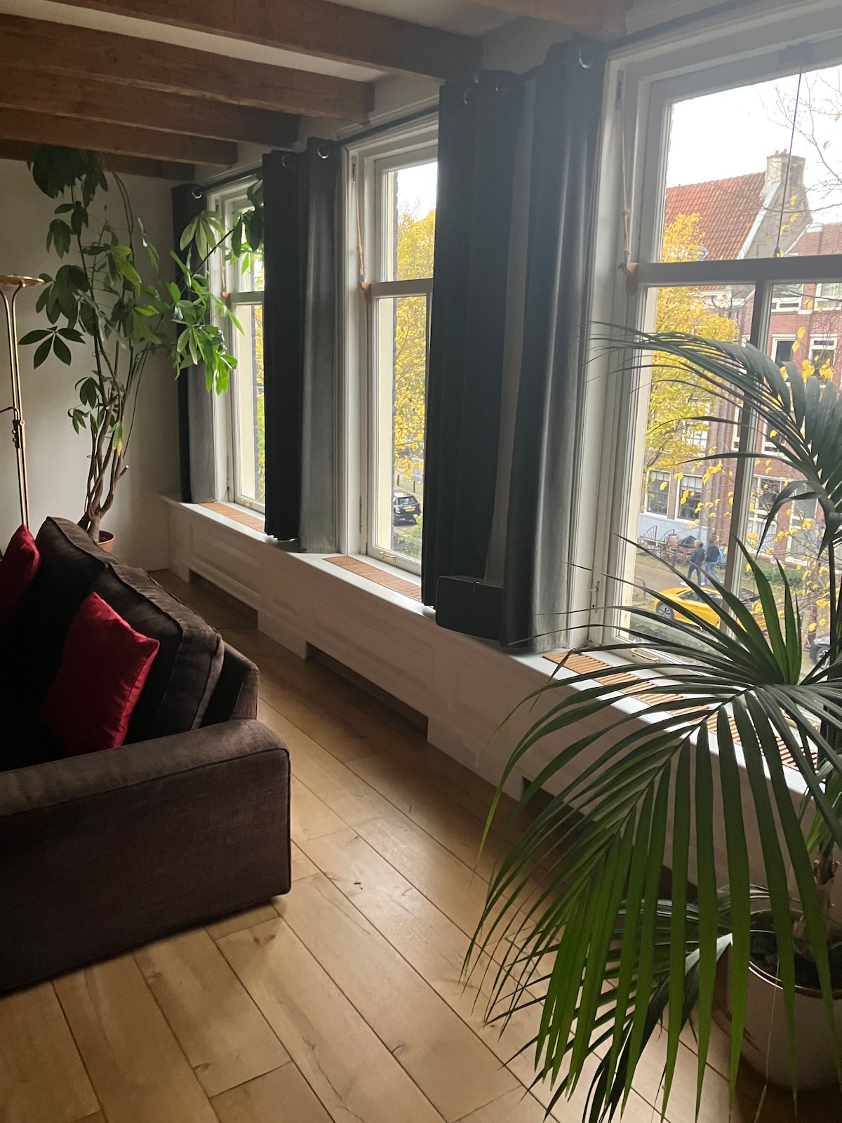 Popular Airbnb listing: Canal View City Centre Apartment in Elandsgrachtbuurt