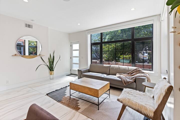 Designer Home | Patio | Parking |Subway EntireHome gallery image 2