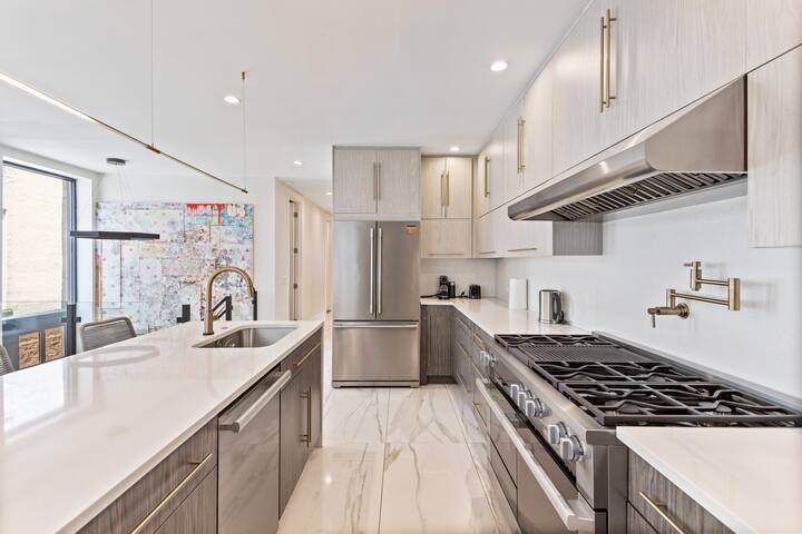 Designer Home | Patio | Parking |Subway EntireHome gallery image 5