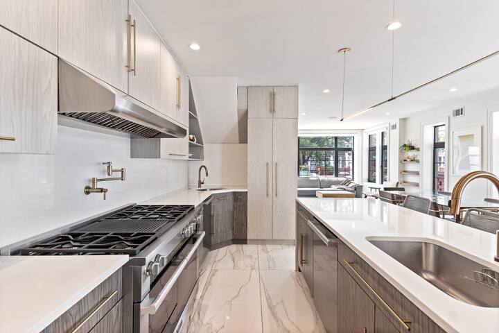 Designer Home | Patio | Parking |Subway EntireHome gallery image 4