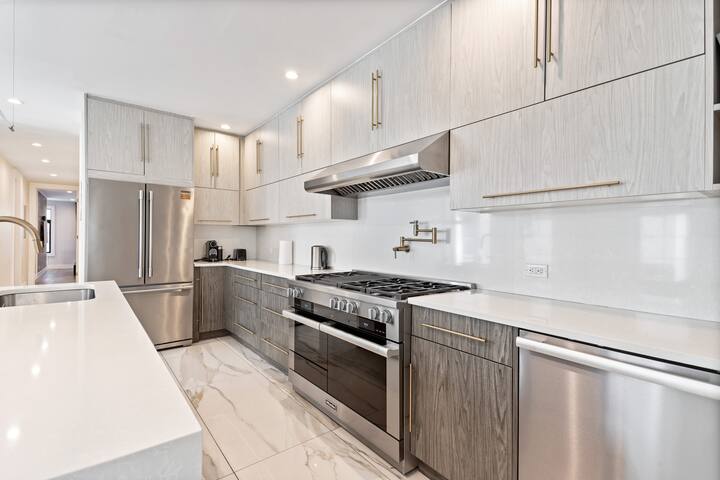 Designer Home | Patio | Parking |Subway EntireHome gallery image 3