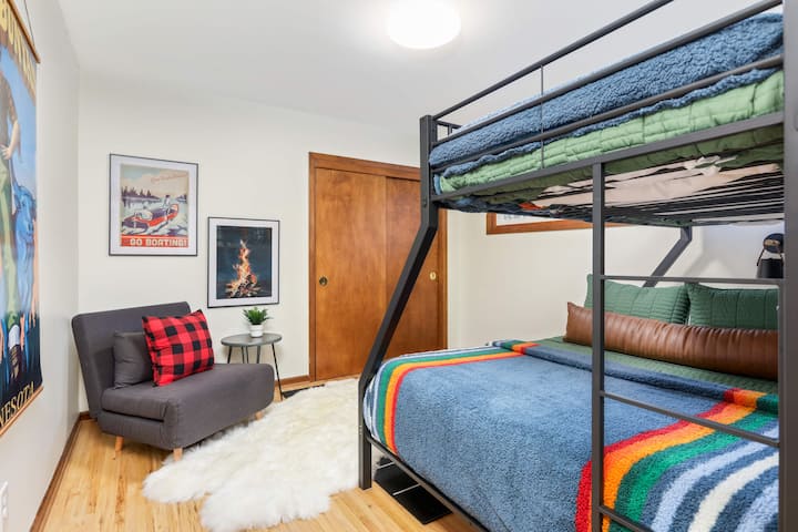 Dhoma e fjetjes përfshin një krevat dopio "Queen" në pjesën e poshtme dhe një krevat dopio sipër.  