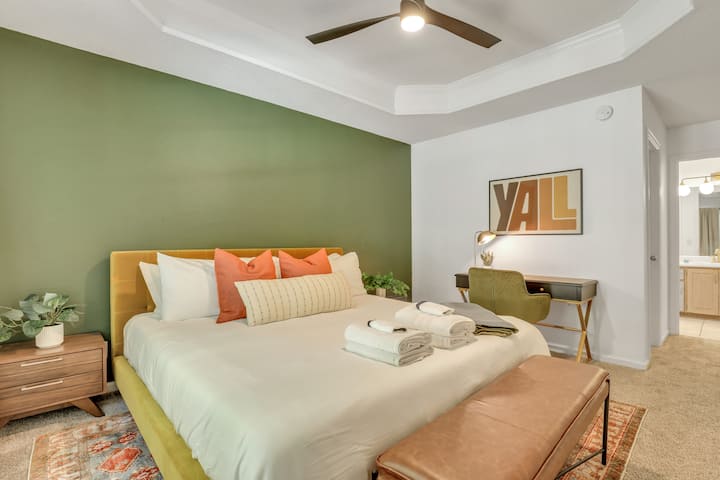 Koppla av i det rymliga sovrummet med en lyxig dubbelsäng, mörkläggningsgardiner och utsikt över bakgården och poolen. Dra nytta av den pittoreska arbetsytan med bekvämligheten av ett eget badrum och en walk-in garderob för extra komfort. 