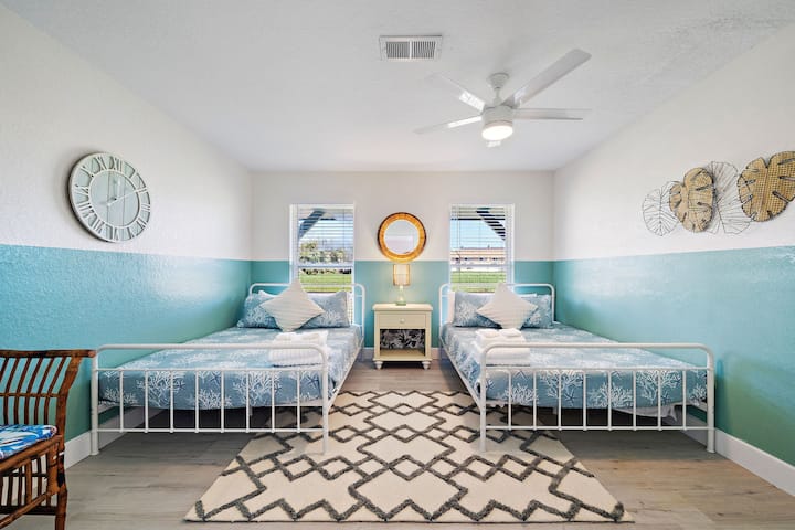 בחדר השינה הזה יש 2 מיטות זוגיות