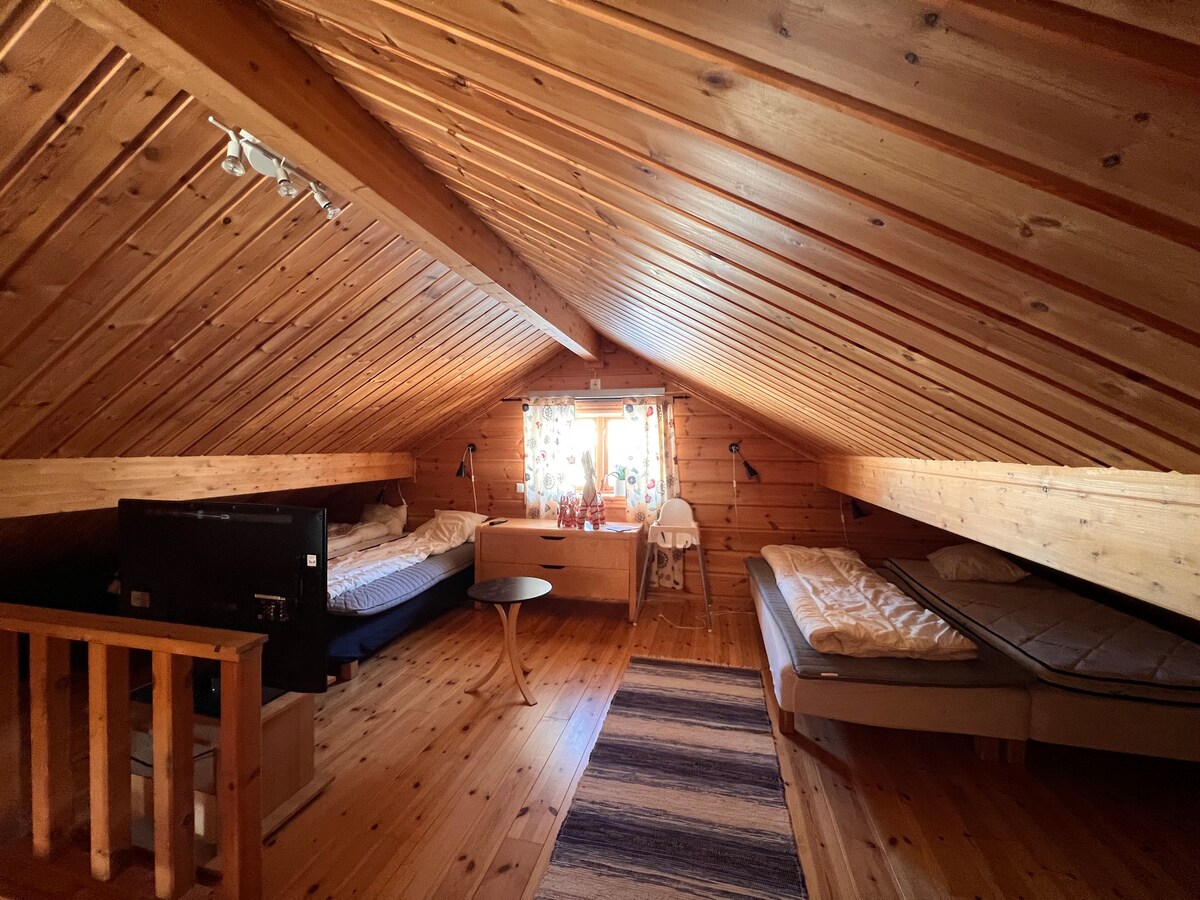 Sovrum 4 på övervåning, öppet loft.