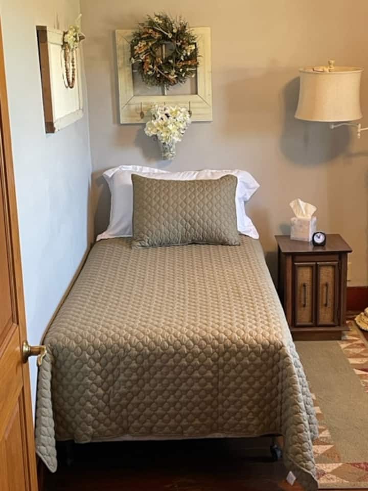 Spálňa na prízemí s práčovňou má jednu samostatnú posteľ.