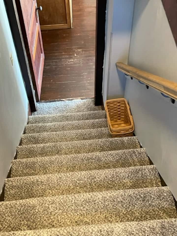 Prístup na poschodie má zábradlie a je pokrytý kobercom. Upozorňujeme, že dva horné schody sú vyššie ako ostatné. 