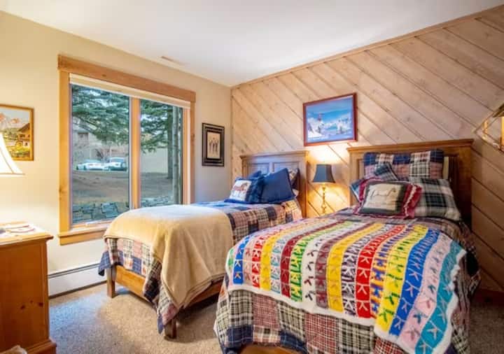 Mejora tu experiencia en nuestro acogedor dormitorio con dos camas individuales, donde las comodidades modernas y los muebles acogedores garantizan una noche de sueño tranquilo.