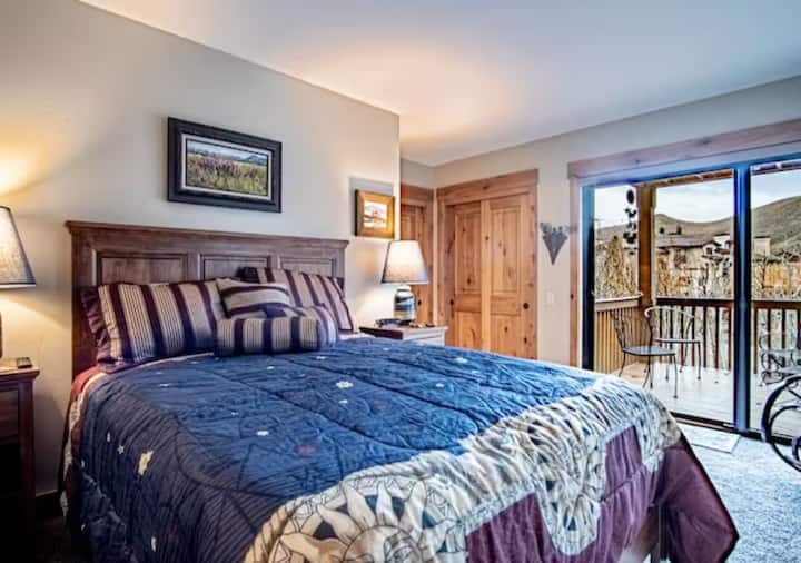 Relájate en la acogedora cama doble del dormitorio principal, adornada con lujosa ropa de cama y piezas decorativas que amplifican su acogedor encanto. Entra en tu balcón privado, amueblado para mañanas serenas con una taza de café o noches encantadoras para contemplar las estrellas.