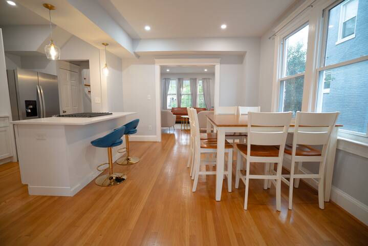 Newly Renovated in NW DC – Sleeps 16! gallery image 5