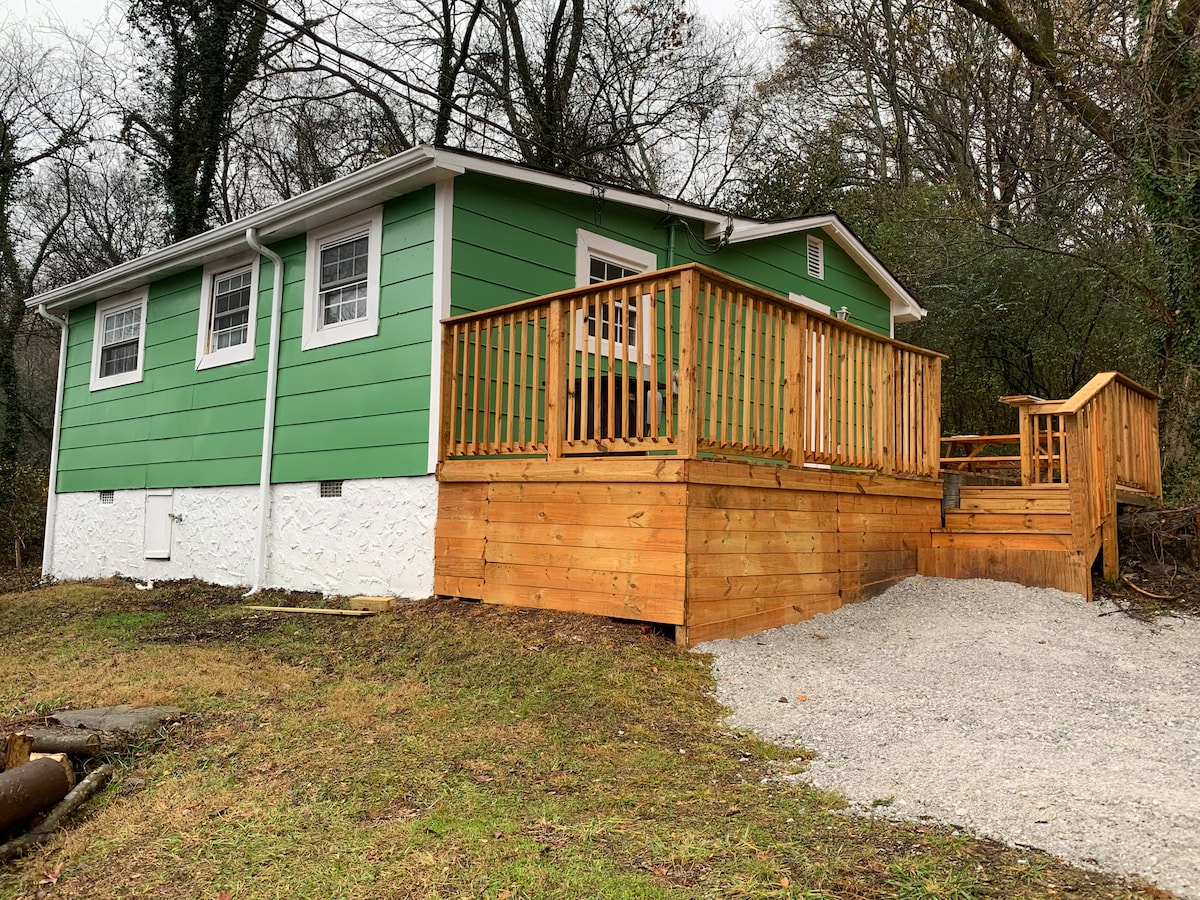 2 bedroom Mountain Cabin feel in the City – Photo 1