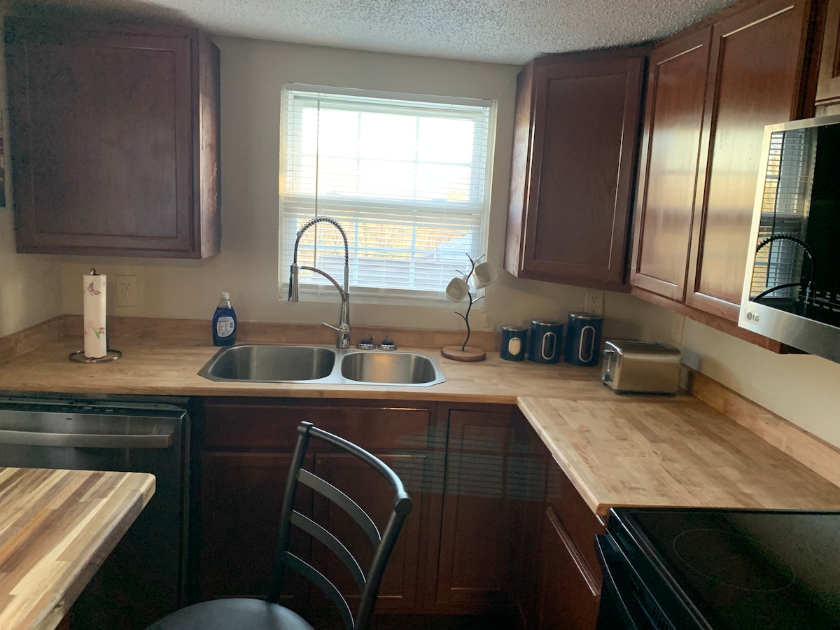 2 bedroom Mountain Cabin feel in the City – Photo 14